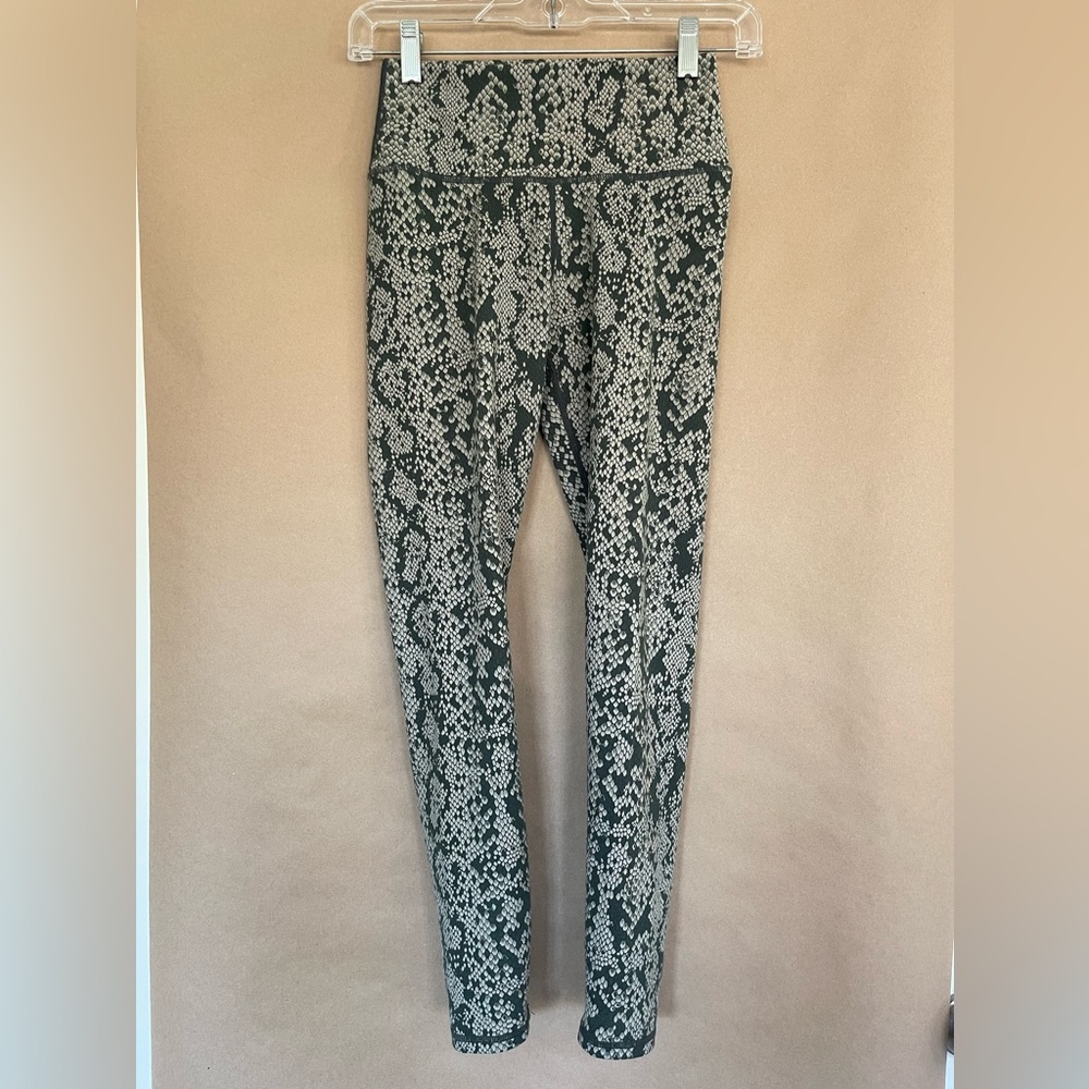 Varley Century Leggings 2.0 Tile Snake Size XS/22 inch waist  25 inch inseam